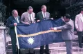 Президент Хаммер Де Робарт (справа) объясняет символику национального флага Науру. 31 января 1968