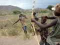 Хадза демонстрируют традиционную охоту с луком. Танзания. 2008