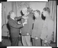 Китайский посол в США Гу Вэйцзюнь награждает генерала Генри Арнолда орденом Облаков и Знамени