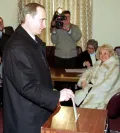 Кандидат в президенты РФ, и. о. президента РФ Владимир Путин во время голосования на избирательном участке. 2000