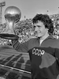 Андрей Баль с кубком за победу в чемпионате мира среди юношеских команд. Тунис. 1977