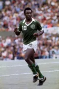 Пеле играет за футбольный клуб «Нью-Йорк Космос». 1977