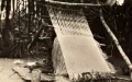 Куба. Мужчина ткёт полотно из волокон пальмы-рафии