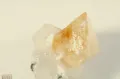 Дипирамидальный кристалл медово-жёлтого повеллита. Окрестности г. Насик (штат Махараштра, Индия)