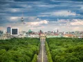Берлин (Германия). Вид на парк «Тиргартен» в одноимённом районе и достопримечательности района Митте