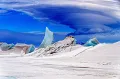 Антарктида. Торосы на побережье острова Росса вблизи базы Скотт