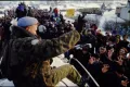 Жители Боснии и Герцеговины приветствуют колонну российских и французских миротворцев