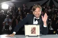 Рубен Эстлунд с наградой «Золотая пальмовая ветвь» за фильм «Треугольник печали» на Каннском кинофестивале. 2022