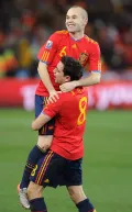 Игроки сборной Испании по футболу Андрес Иньеста и Хави празднуют победу в финале чемпионата мира по футболу. Йоханнесбург. 2010