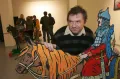 Константин Звездочётов на церемонии открытия своей выставки «Утраты» в галерее XL, Москва. 2005