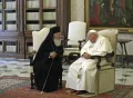 Беседа папы Иоанна Павла II с Вселенским патриархом Константинополя Варфоломеем I во время встречи на торжестве в честь святых Петра и Павла в Ватикане. 29 июня 2004