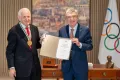 Томас Бах вручает медаль Пьера де Кубертена Жану Дюрри. Фото: Грег Мартин