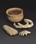 Глиняные лапы, кольца и лепной горшок из раскопок Тимерёвского могильника