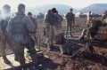 Солдаты специального разведывательного отряда 45-го полка ВДВ РФ готовятся к выходу на боевую операцию. Апрель 2000