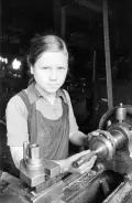 Молодая работница одного из ленинградских заводов, токарь 3-го разряда Вера Тихова, дочь фронтовика, за работой. Август 1943