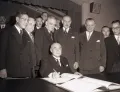 Премьер-министр Японии Ёсида Сигэру подписывает японо-американский «договор безопасности». Сан-Франциско. 17 сентября 1951