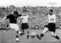 Ференц Пушкаш (слева) наносит удар по воротам команды Германии во время финала Пятого чемпионата мира по футболу. Стадион «Ванкдорф», Берн. 1954
