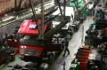 Сборка грузовиков в цехе Минского автомобильного завода (Республика Беларусь)