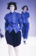 Модель женской одежды модной марки Comme des Garçons. Коллекция весна/лето 1990. Дизайнер Кавакубо Рэй