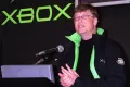 Билл Гейтс выступает с речью перед началом продаж Xbox в Токио. 2002