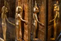 Статуэтки богинь Нейт, Нефтиды, Исиды и Серкет, окружающие ящик с канопами из гробницы Тутанхамона. Новое царство