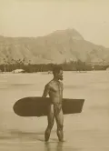 Гавайцы. Чарльз Кауха в набедренной повязке мало с доской для сёрфинга алайя. Пляж Вайкики, Гонолулу, Гавайские острова, США. 1898