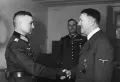 Адольф Гитлер поздравляет Вальтера Моделя с присвоением ему звания генерал-полковника