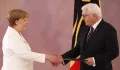 Федеральный президент ФРГ Франк-Вальтер Штайнмайер утверждает Ангелу Меркель в должности канцлера ФРГ. 14 марта 2018