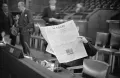 Участник 3-й сессии Генеральной Ассамблеи ООН читает Le Figaro в перерыве между заседаниями