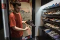 Продавец показывает новую модель Adidas Yeezy Boost 350. Барселона. 2019