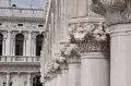 Постройки из истрийского камня на Пьяцетте Сан-Марко в Венеции: Дворец дожей и Национальная библиотека Марчиана