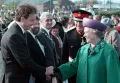 Королева Елизавета II пожимает руку лидеру лейбористов Тони Блэру возле фабрики Thorn EMI в Спеннимуре, графство Дарем (Великобритания). 1995
