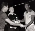 Капитан сборной Бразилии Зизиньо (справа) обменивается вымпелами с капитаном сборной Эквадора перед матчем Кубка Америки по футболу в Перу. 1957