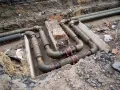 Водопроводные трубы, уложенные изгибом для компенсации теплового расширения