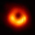Изображение сверхмассивной черной дыры в центре галактики M87 в поляризованном свете