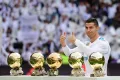  Криштиану Роналду позирует со своими пятью трофеями «Золотой мяч». Стадион «Сантьяго Бернабеу», Мадрид. 2017