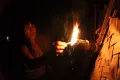 Женщина мацэс с факелом из смолы копаиферы
