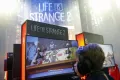 Посетитель ярмарки Paris Games Week играет в «Life is Strange 2». Париж. 2018