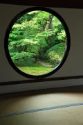 «Окно просветления» в храме Генко-ан школы сото дзэн-буддизма в Киото