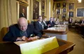 Норт Дуглас подписывает Стокгольмский меморандум во время Третьего симпозиума Нобелевских лауреатов в Шведской королевской академии наук в Стокгольме. 2011