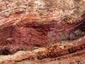 Смятые в складки слои железных горных пород. Хамерсли-Гордж, национальный парк Кариджини (Западная Австралия)