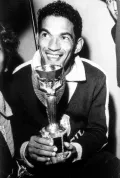 Гарринча с кубком Жюля Риме после победы на чемпионате мира по футболу. Сантьяго (Чили). 1962