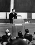 Уолтер Липпман читает лекцию в Кембриджском университете. 1952