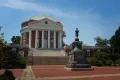 Статуя Томаса Джефферсона перед ротондой в кампусе Университета Вирджинии