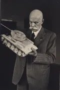 Евгений Оскарович Патон с моделью танка Т-34. 1944