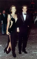 Киноактёры Элизабет Хёрли в платье модного дома Gianni Versace и Хью Грант на премьере фильма «Четыре свадьбы и одни похороны». 1994