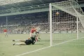 Джеффри Херст забивает гол в дополнительное время в финале Восьмого чемпионата мира. 1966