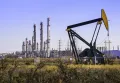 Нефтяная вышка и нефтеперерабатывающий завод в Техасе (США)