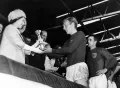 Королева Елизавета II поздравляет игроков сборной Англии с победой на чемпионате мира по футболу. Стадион «Уэмбли», Лондон. 1966