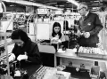 Президент Sony Морита Акио беседует с персоналом на производственной линии на заводе компании. Токио. 30 ноября 1972